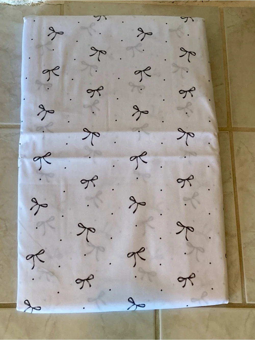DORM READY! NEW Rachel Zoe Twin XL Sheet Set in White with Black Bow/Dot Print